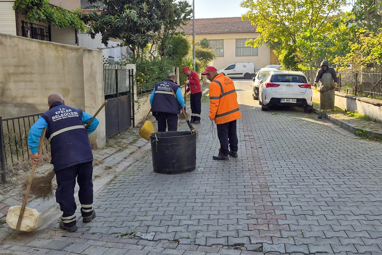 Efeler Belediyesi ekipleri, üç mahallede yürüttüğü temizlik ve bakım çalışmalarıyla