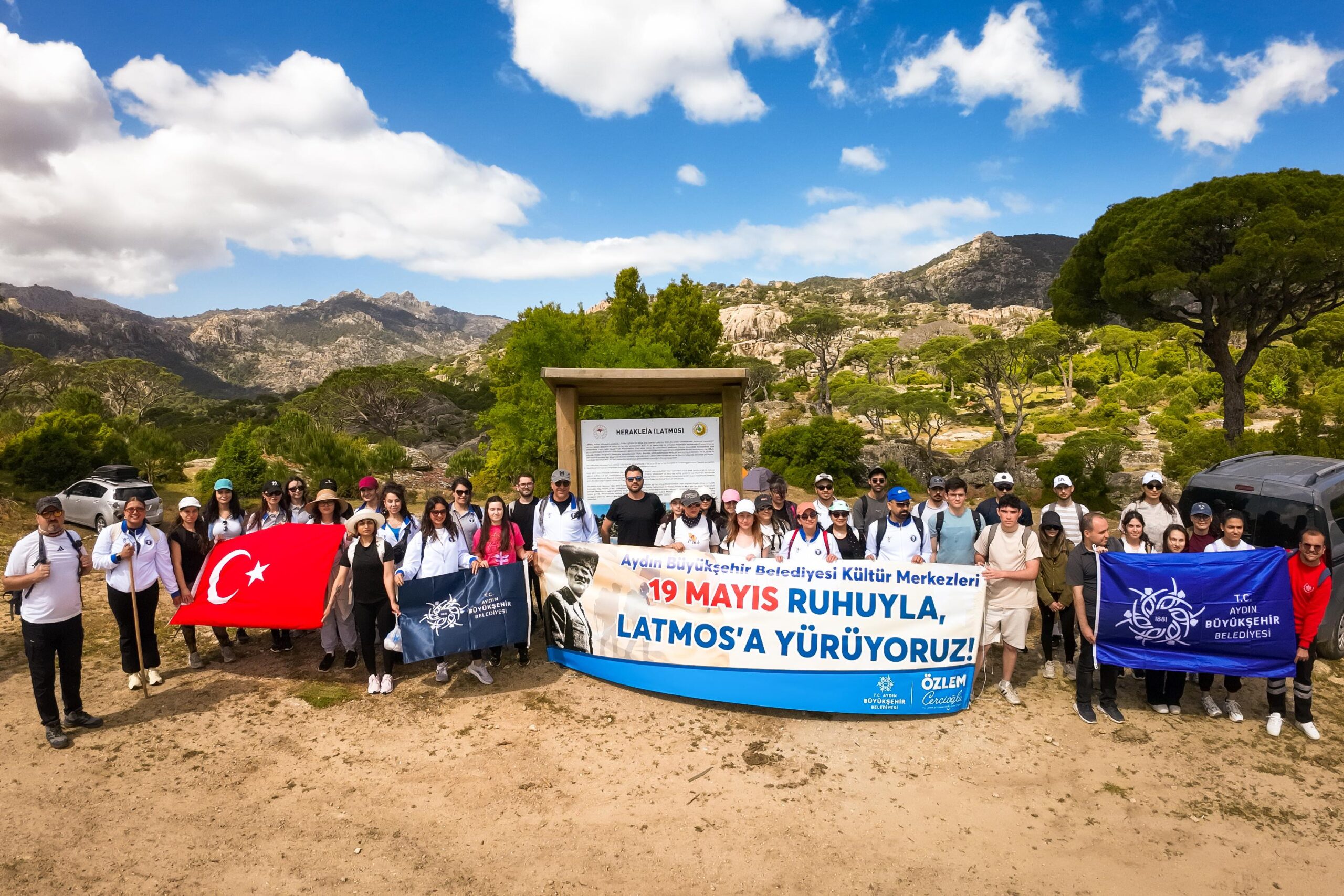 Aydın Büyükşehir Belediyesi tarafından düzenlenen 19 Mayıs trekking etkinliğine katılan gençler Latmos bölgesinde yürüyüş yaptı.
