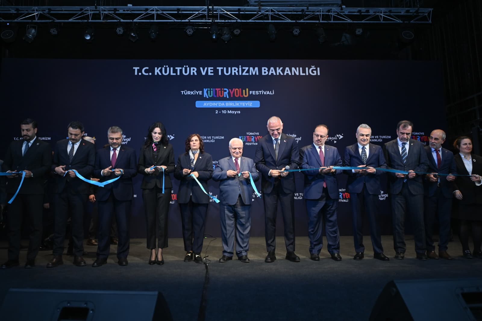 Aydın, bu yıl ilk kez düzenlenen ile dokuz gün sürecek büyük bir kültür-sanat maratonuna ev sahipliği yapıyor. Şehir genelinde 10 farklı noktada gerçekleştirilecek 177 etkinlikle konserlerden sergilere, gastronomiden atölyelere kadar geniş bir program sanatseverlerle buluşacak.