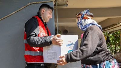 Efeler Belediyesi’nin hayata geçirdiği sosyal projelerle yüzler gülüyor. Evde bakım,
