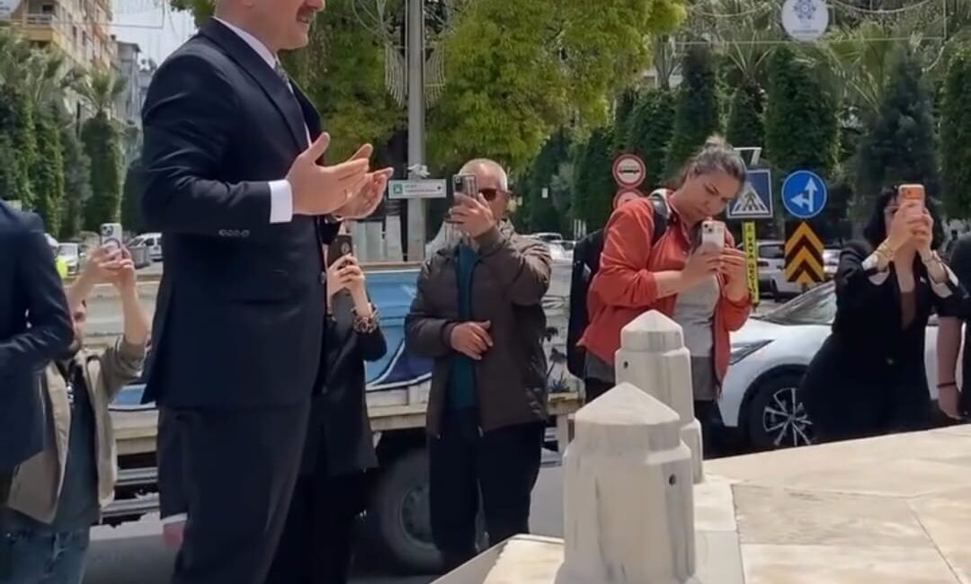 Aydın Valisi Osman Varol’dan Kent Meydanı’ndaki Şehitler Anıtı’na Anlamlı Ziyaret Aydın Valisi Osman Varol, göreve başladığı ilk gün Kent Meydanı’ndaki