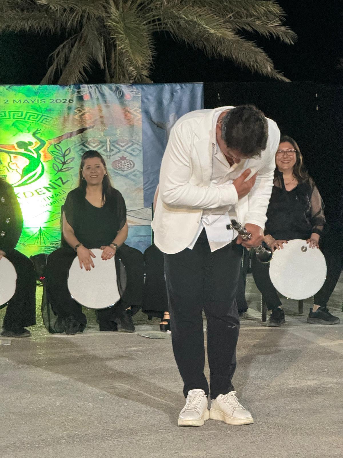 Ritim of Anatolia ekibi, Kuzey Kıbrıs Karpaz’da düzenlenen Mavi Akdeniz Dans ve Müzik Festivali’nde sahne performansı sonrası toplu fotoğraf çektirdi.