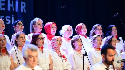 Aydın Büyükşehir Belediyesi’nin Didim’de düzenlediği “Yaza Merhaba Konseri” yoğun katılımla
