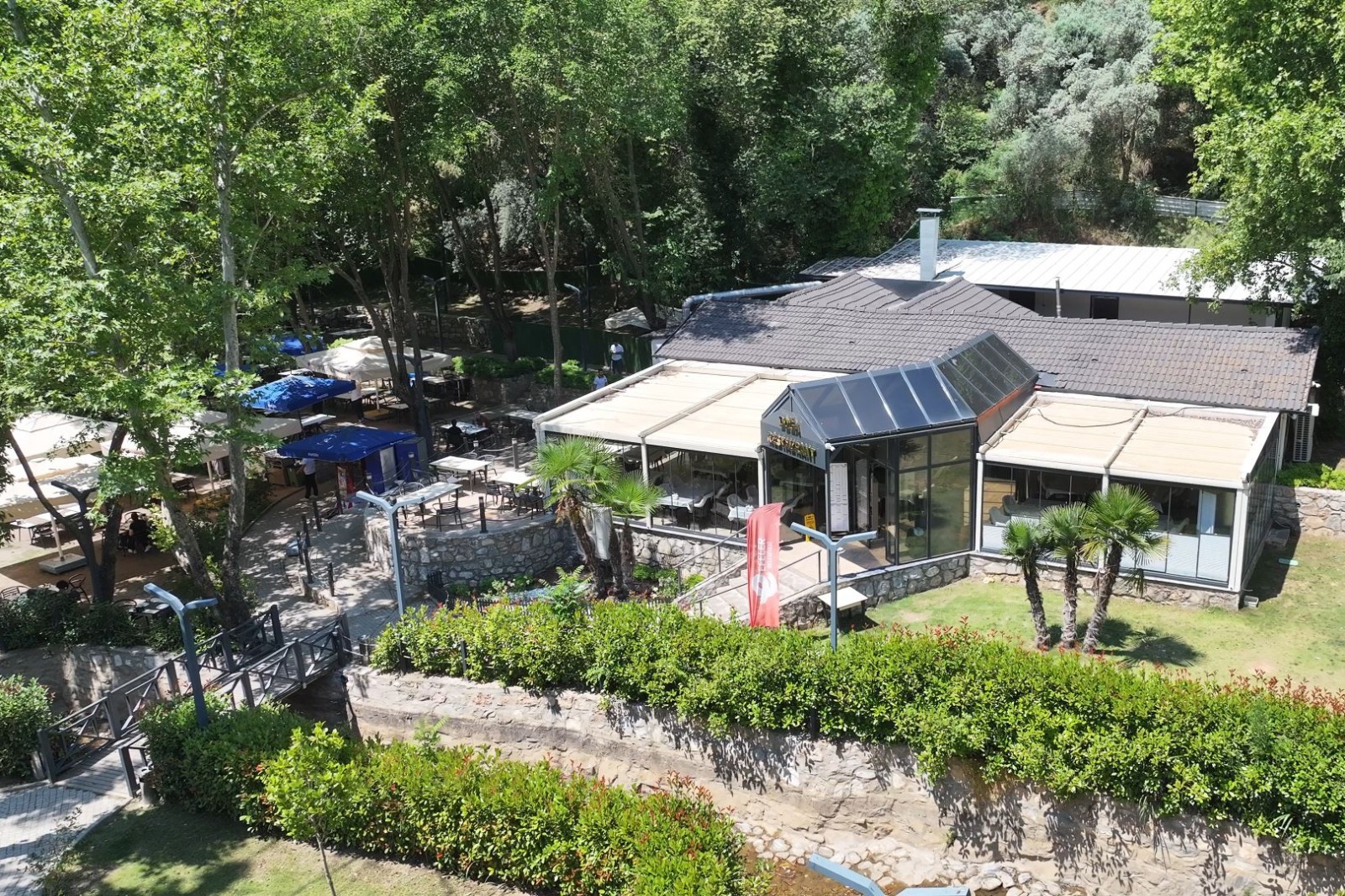Efeler Belediyesi’nin İmamköy’de hizmet veren Doğa Restaurant’ı, doğal atmosferi ve