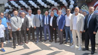 Beşiktaş’ın resmi ürünlerinin satışa sunulduğu Kartal Yuvası mağazası, düzenlenen törenle