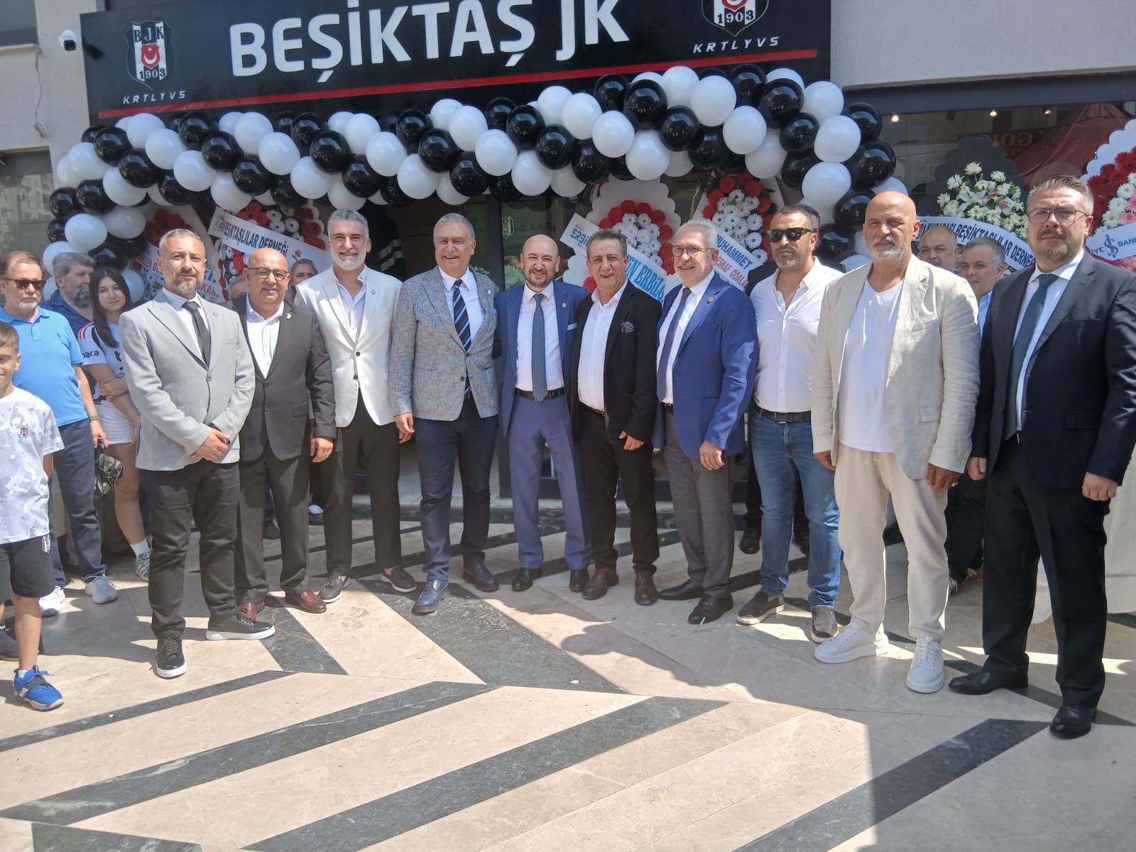 Beşiktaş’ın resmi ürünlerinin satışa sunulduğu Kartal Yuvası mağazası, düzenlenen törenle