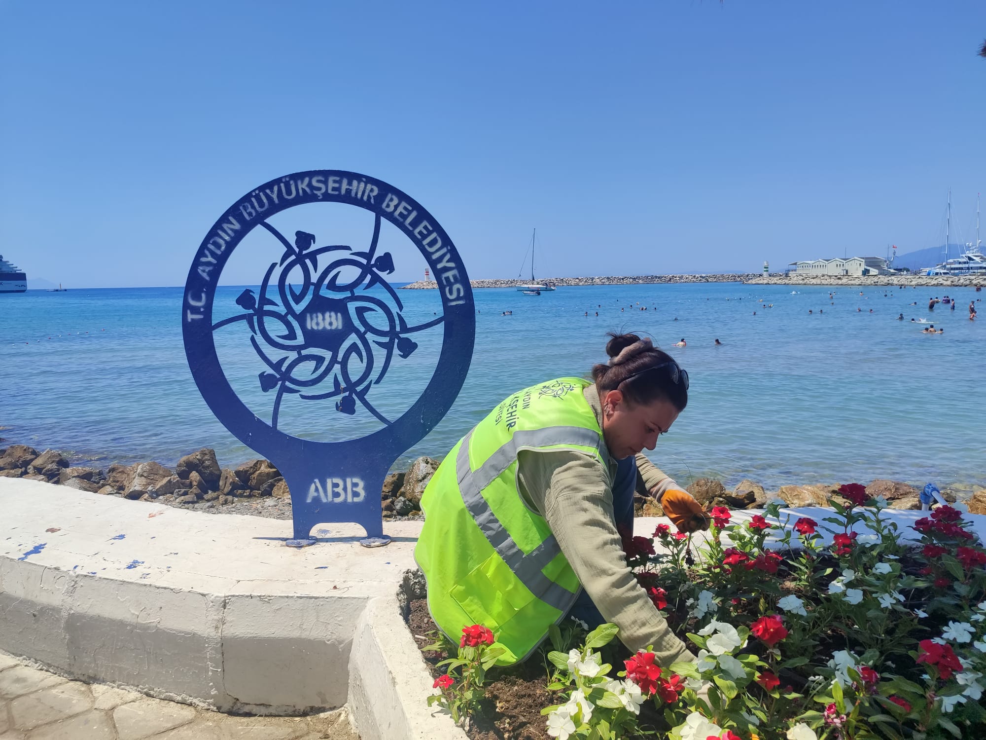 Aydın Büyükşehir Belediyesi ekipleri, Kuşadası genelinde parklar, refüjler, ana arterler