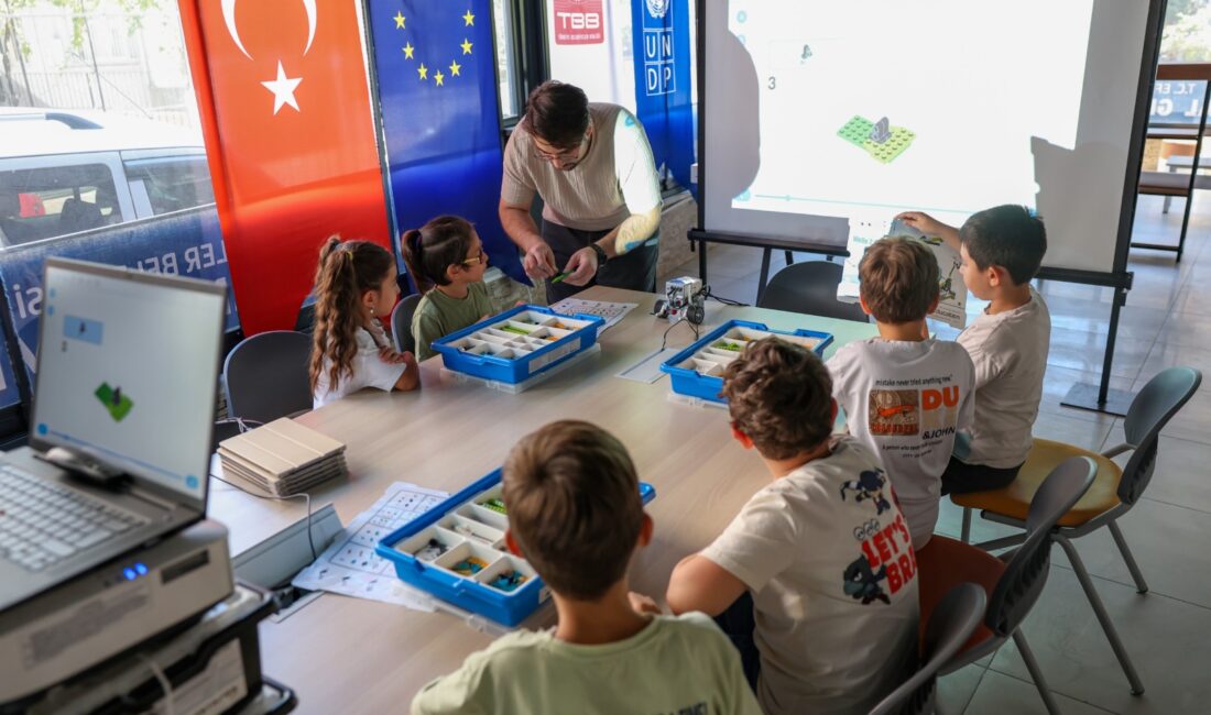 Efeler Belediyesi'nin Dijital Gençlik Merkezi'nde ücretsiz olarak verilen robotik kodlama