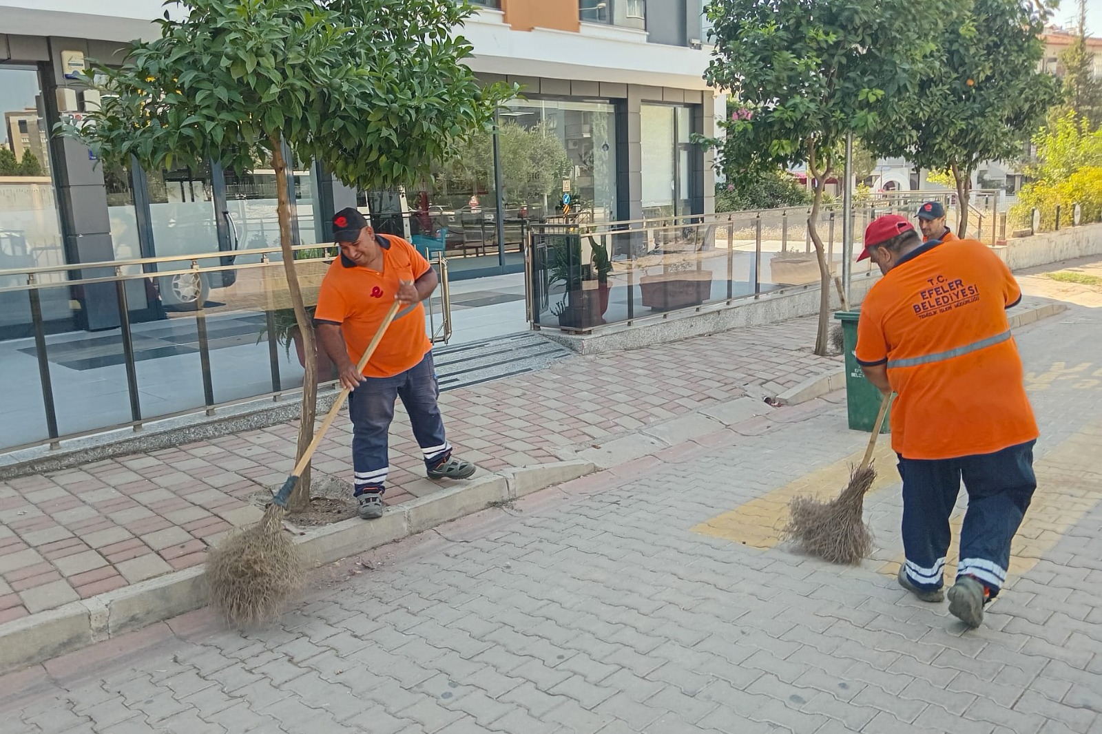 Efeler Belediyesi Temizlik İşleri Müdürlüğü ekipleri, ilçe genelinde yürüttüğü çalışmalar