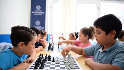 Aydın Büyükşehir Belediyesi'nin Yaz Dönemi Etkinlikleri kapsamında düzenlediği satranç eğitimleri