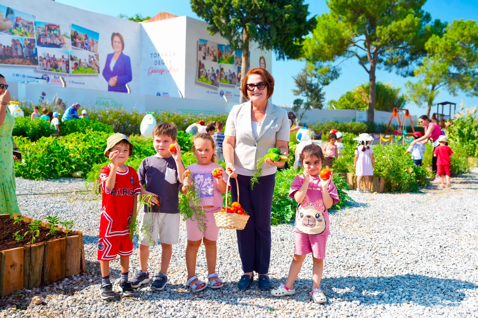 Didim Belediyesi Tarım Parkı'nda düzenlenen hasat etkinliğinde çocuklar, belediyenin üretim