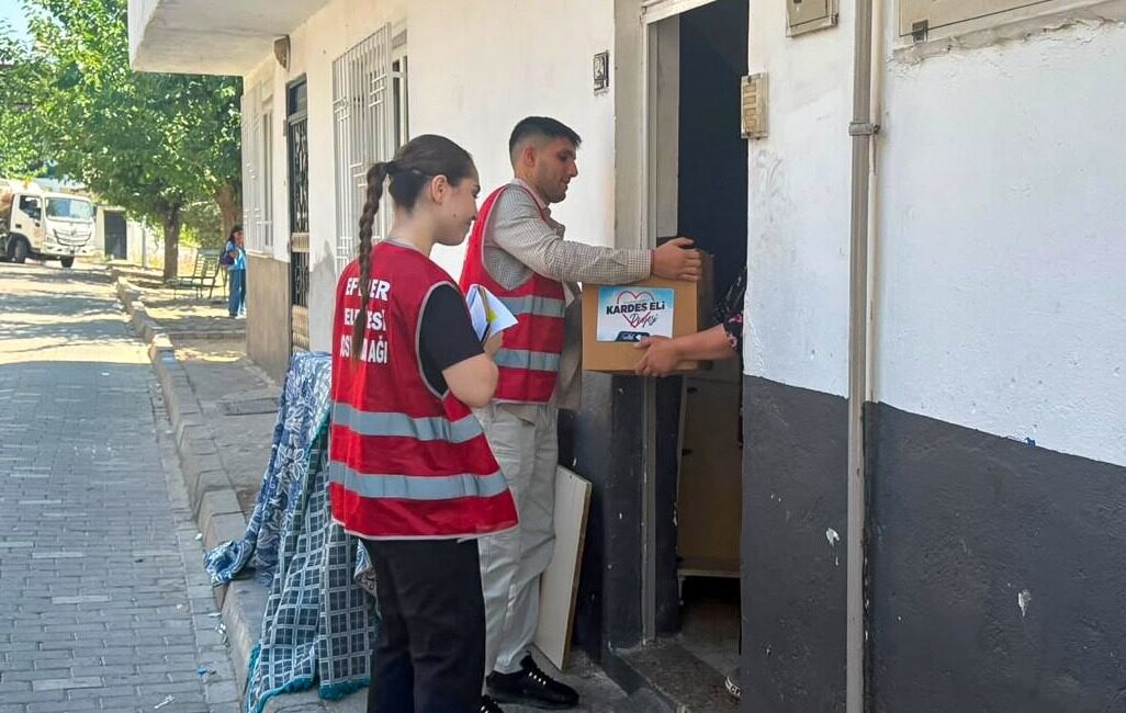 Başkan Anıl Yetişkin’in Kardeş Eli Projesi Binlerce Aileye Ulaşıyor Efeler Belediyesi'nin Kardeş Eli Projesi kapsamında, ihtiyaç sahibi ailelere gıda