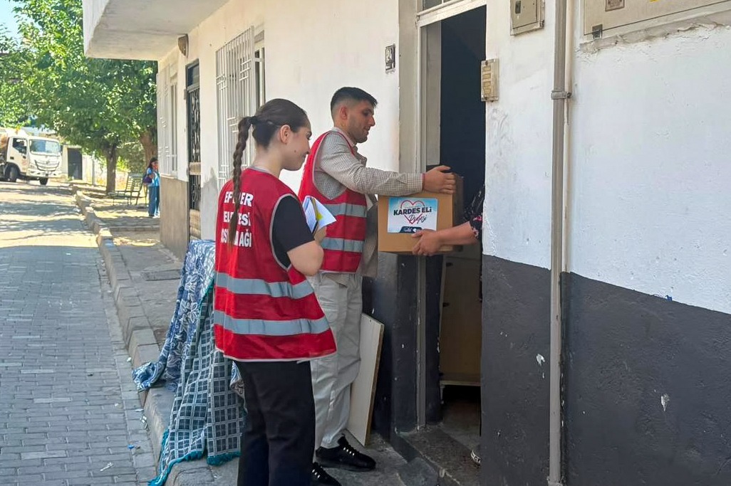 Efeler Belediyesi'nin Kardeş Eli Projesi kapsamında, ihtiyaç sahibi ailelere gıda