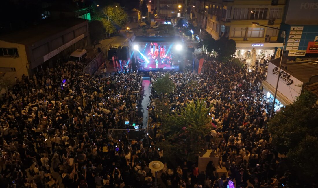 Aydın Büyükşehir Belediyesi’nin düzenlediği Yaz Konserleri, kentin farklı ilçelerinde vatandaşları