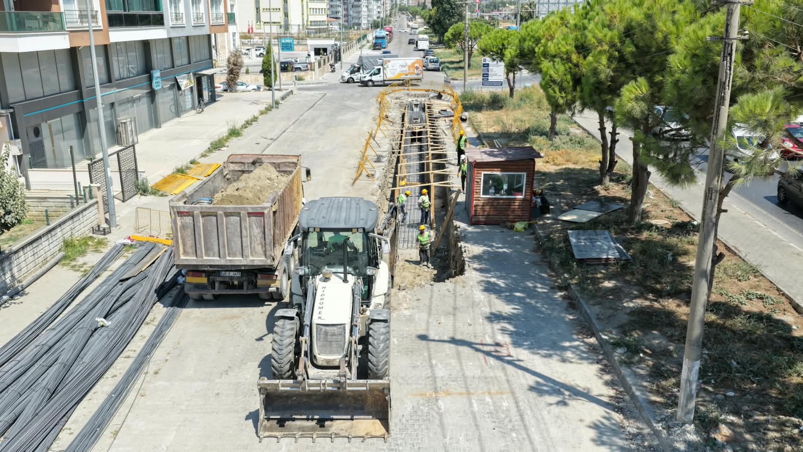 Söke ilçesi Halil Öcal Caddesi’nde yağmur suyu menfezi yapımına başlandı.
