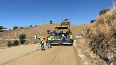 Aydın Büyükşehir Belediyesi, 17 ilçede eş zamanlı sürdürdüğü yol yapım,