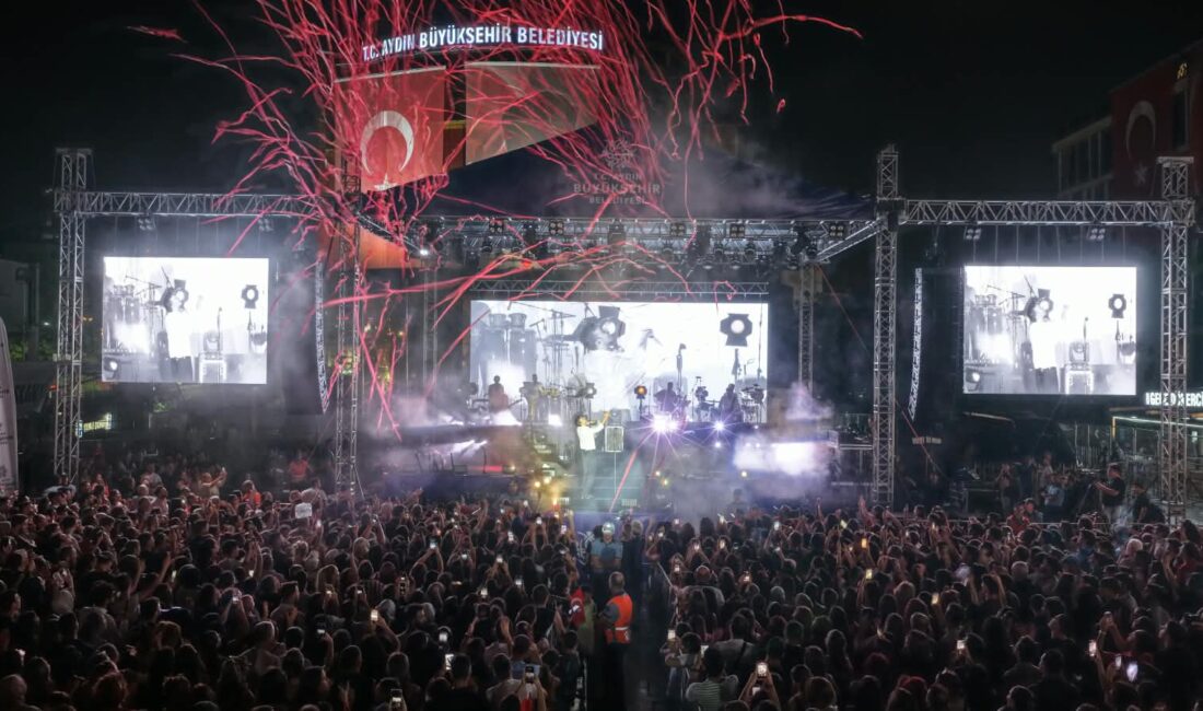 BAŞKAN ÇERÇİOĞLU AYDINLILARI 30 AĞUSTOS’TA UNUTULMAZ KUTLAMALARLA BULUŞTURDU Aydın’da 30 Ağustos Zafer Bayramı’nın 104. yıl dönümü, Aydın Büyükşehir