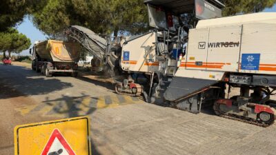 Aydın’ın 17 İlçesinde Ulaşım Seferberliği: Çalışmalar Eş Zamanlı Sürüyor Aydın Büyükşehir Belediyesi, 17 ilçenin tamamında yol yapım, bakım, onarım