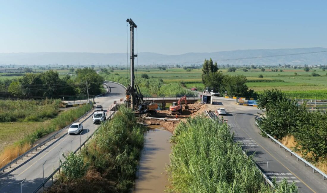 BAŞKAN ÇERÇİOĞLU AYDIN’IN ULAŞIM AĞINA YENİ BİR YOL DAHA KAZANDIRIYOR Aydın Büyükşehir Belediyesi tarafından sürdürülen A1 Kanal Yolu Projesi’nde çalışmalar