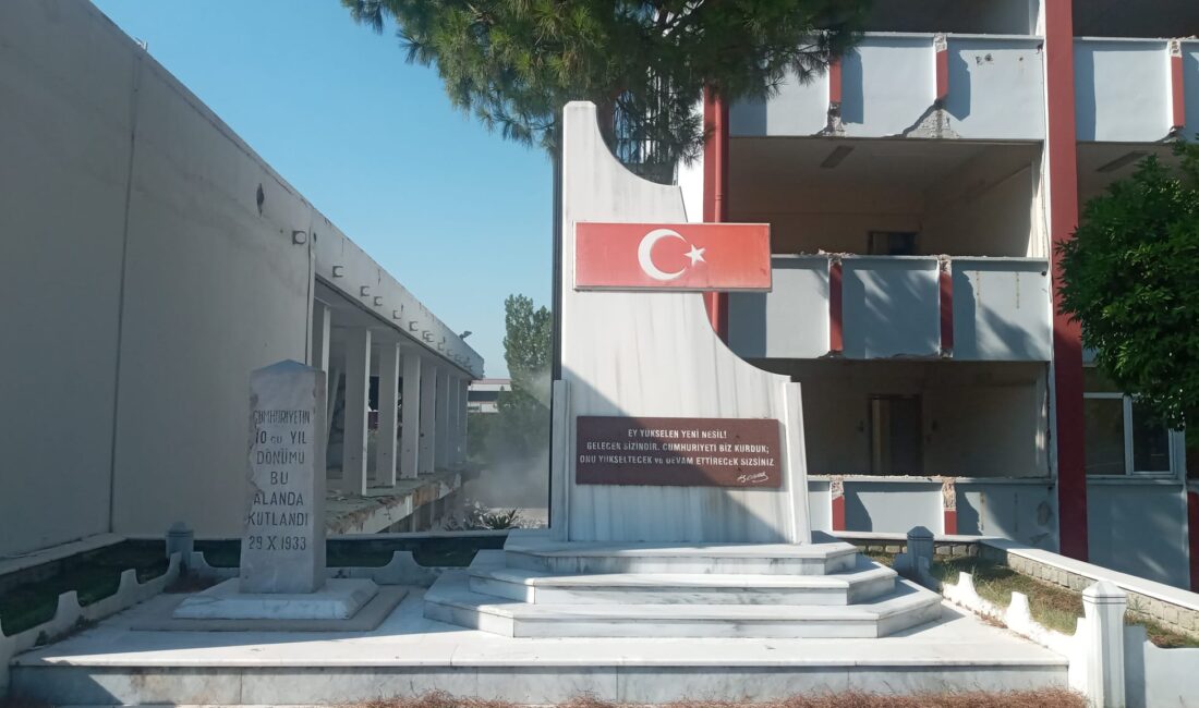 Kapalı spor salonunun yıkım çalışmaları sürerken, Cumhuriyet'in 10. yıl kutlamalarını