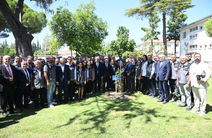 Tarım ve Orman Bakanı İbrahim Yumaklı, Aydın’daki temaslarına incir hasadıyla