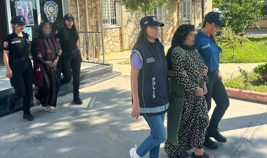 Didim’de çocukları zorla çalıştırdığı belirtilen 2 şüpheli tutuklandı Didim’de sahil kenarları ve trafik ışıklarında çocuklara su, gül ve