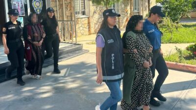 Didim’de çocukları zorla çalıştırdığı belirtilen 2 şüpheli tutuklandı Didim’de sahil kenarları ve trafik ışıklarında çocuklara su, gül ve
