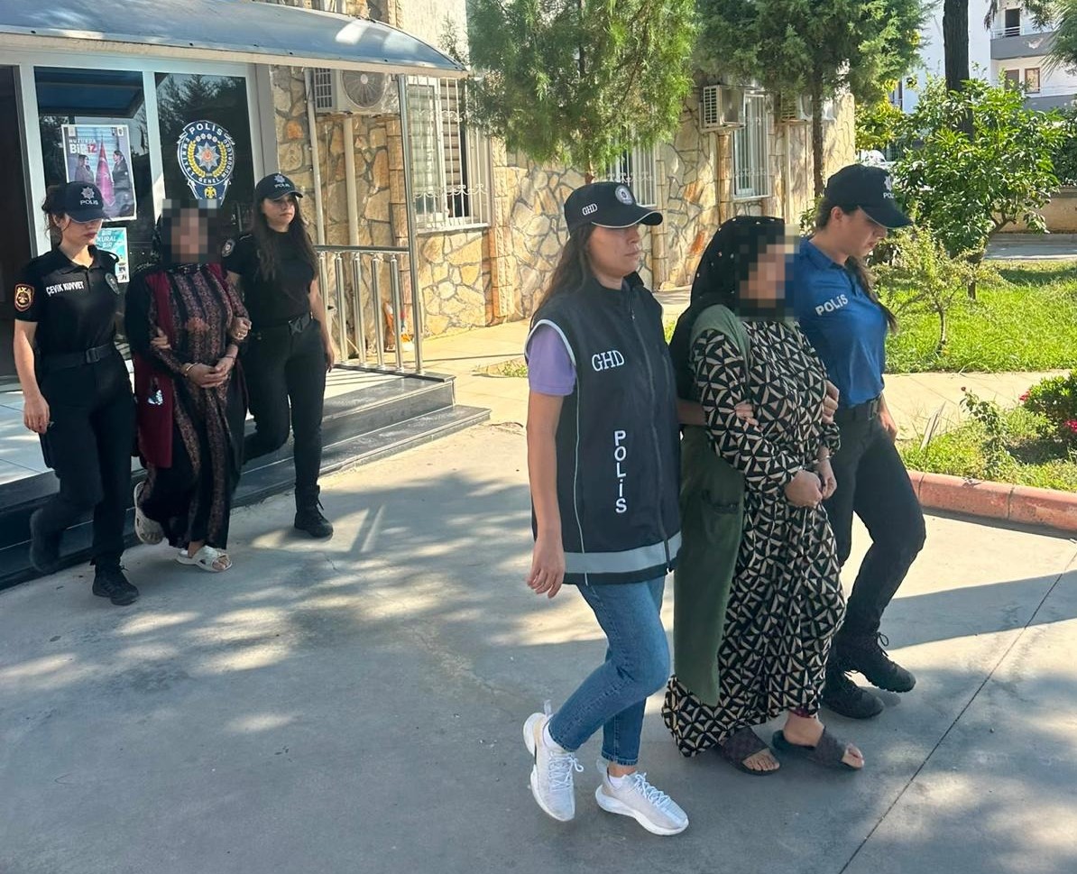 Didim’de sahil kenarları ve trafik ışıklarında çocuklara su, gül ve
