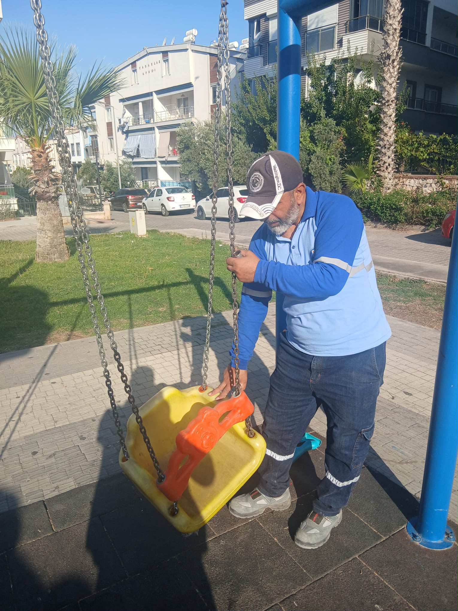 Didim Belediyesi, kent genelindeki parklarda çocuk oyun grupları, oturma alanları,