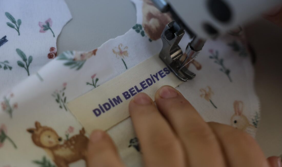 Didim Belediyesi Dikiş Atölyesi’nde Kadınlar Hem Öğreniyor Hem Üretiyor Didim Belediyesi, kadınların mesleki becerilerini geliştirmek ve üretim süreçlerine aktif