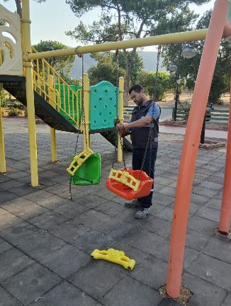 Didim Belediyesi ekiplerinin parklarda çocuk oyun grupları ve oturma alanlarında yaptığı bakım ve onarım çalışmaları