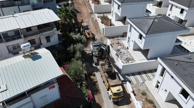 Didim Belediyesi, Akbük Mahallesi’nin farklı noktalarında eş zamanlı yürüttüğü yol