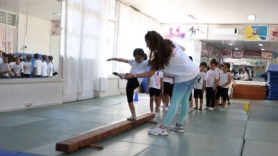 Efeler Belediyesi’nin yaz kursları kapsamında düzenlenen jimnastik eğitimleri, çocukların fiziksel