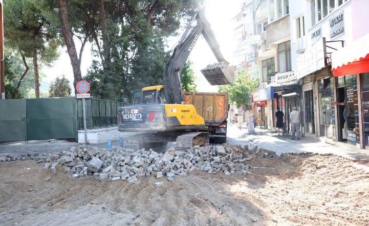 Efeler’de Yol Yenileme Çalışmaları Sürüyor: Yeni Adres Hasanefendi Ramazan Paşa Mahallesi Efeler Belediyesi, Aydın Adliyesi yanında bulunan Hasanefendi Ramazan Paşa Mahallesi
