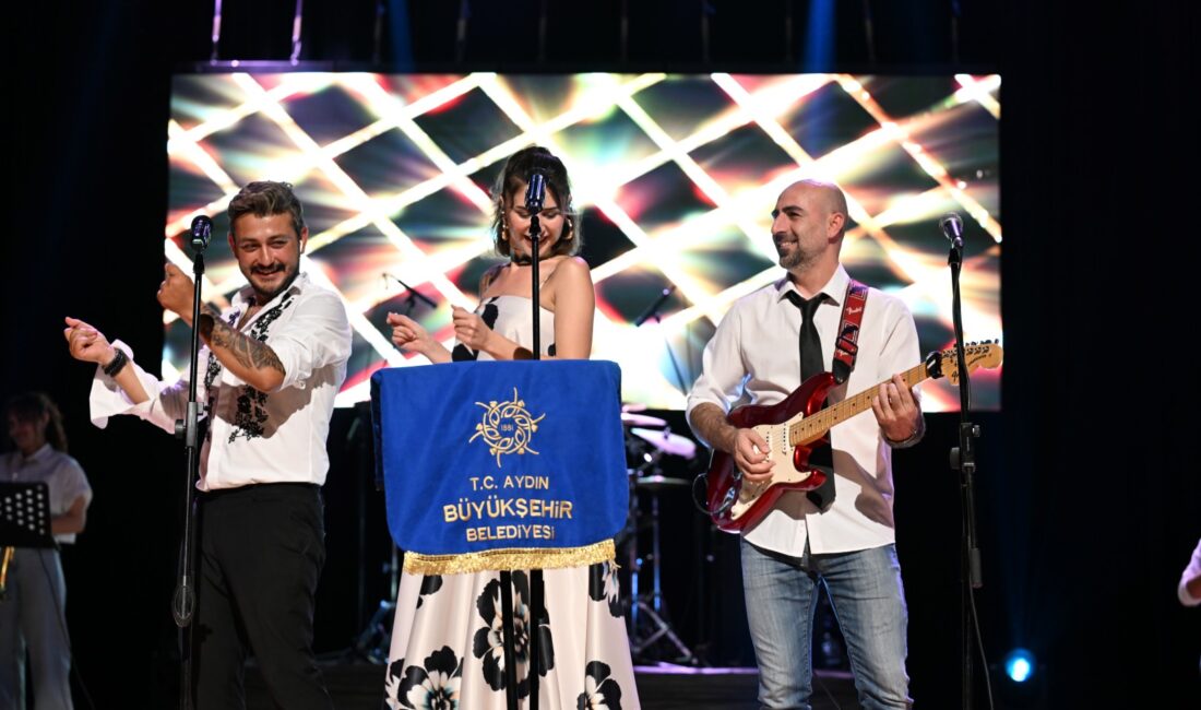 Didim’de 80’ler ve 90’lar nostaljisi yaşandı Aydın Büyükşehir Belediyesi’nin Yaz Konserleri kapsamında Didim’de düzenlenen “80’ler 90’lar