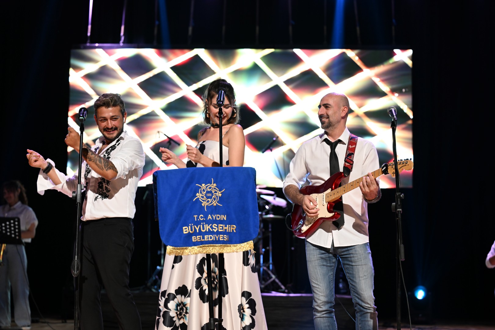 Aydın Büyükşehir Belediyesi’nin Yaz Konserleri kapsamında Didim’de düzenlenen “80’ler 90’lar