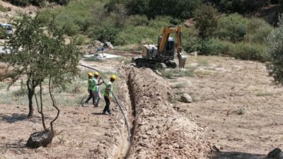 Çine Bedirler’de 3,8 Milyon TL’lik Altyapı Yatırımı Aydın Büyükşehir Belediyesi, Çine’nin Bedirler Mahallesi’nde içme suyu altyapısını yeniliyor.