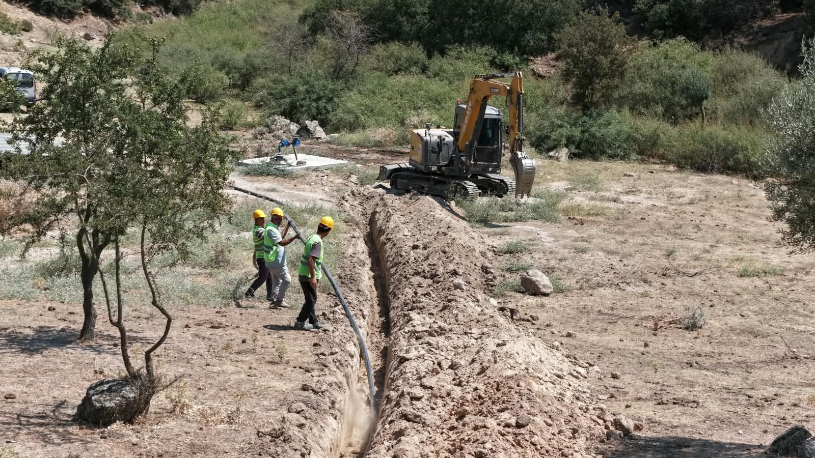 Aydın Büyükşehir Belediyesi, Çine’nin Bedirler Mahallesi’nde içme suyu altyapısını yeniliyor.