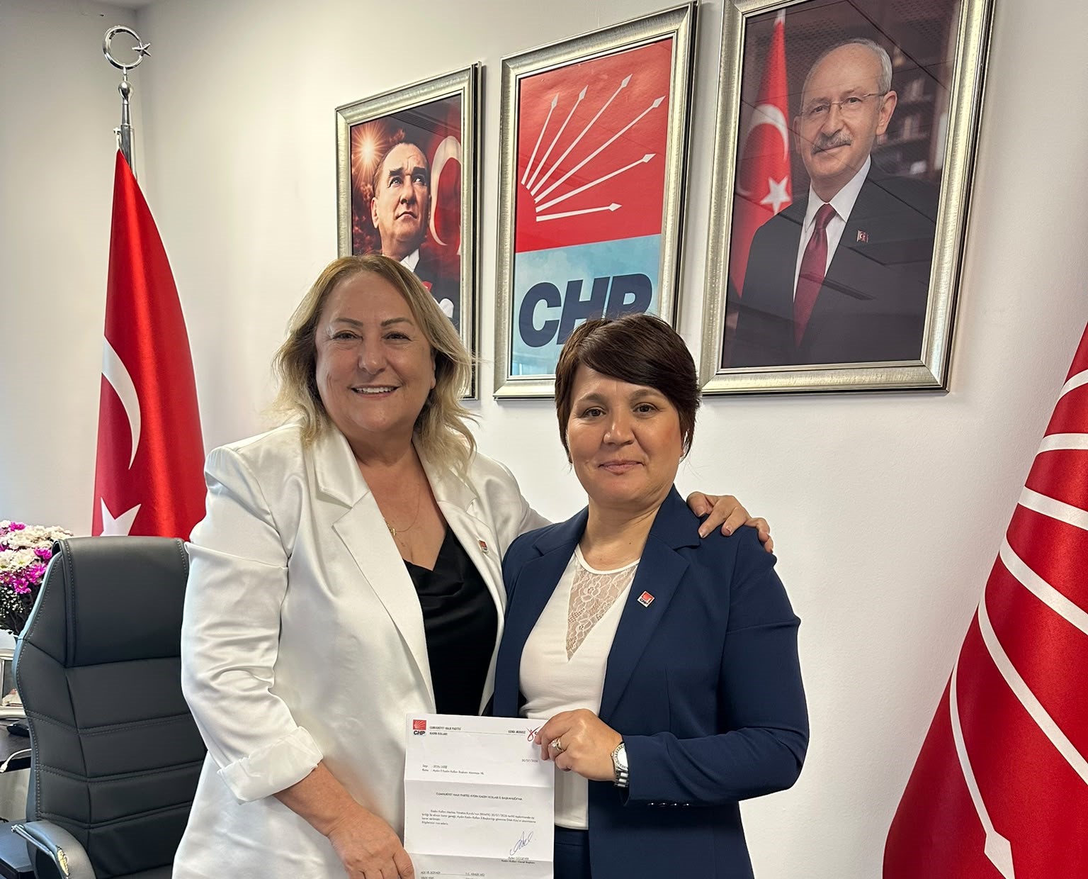 Cumhuriyet Halk Partisi Kadın Kolları Genel Başkanı Ayten Gülsever'in takdirleri