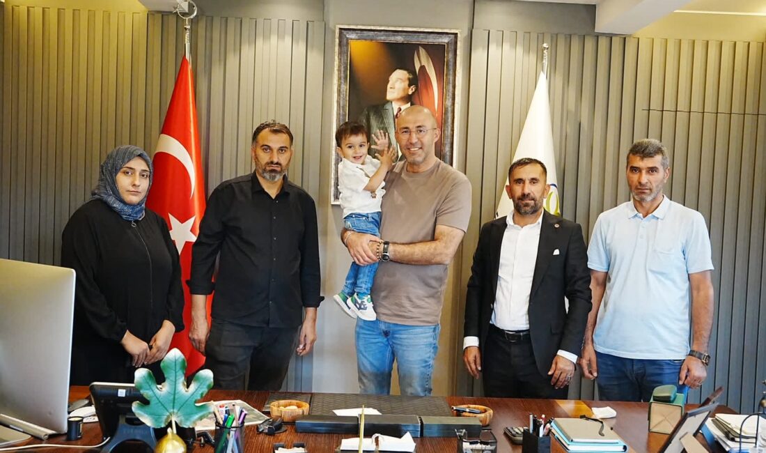 Başkan Zencirci’den DMD Hastası Muhammed Serhat İçin Destek Çağrısı Germencik Belediye Başkanı Burak Zencirci, DMD teşhisi konulan 19 aylık