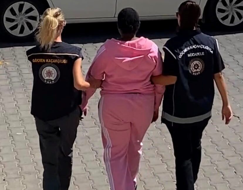 Efeler’de göçmen kaçakçılığı operasyonu: 1 şüpheli tutuklandı Aydın’ın Efeler ilçesinde düzenlenen operasyonda, göçmenleri yasa dışı yollarla yurt