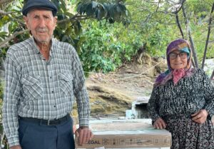 Koçarlı’nın Kuşlarbeleni Mahallesi’nde yaşayan 91 yaşındaki Sadık Çakır ile 81
