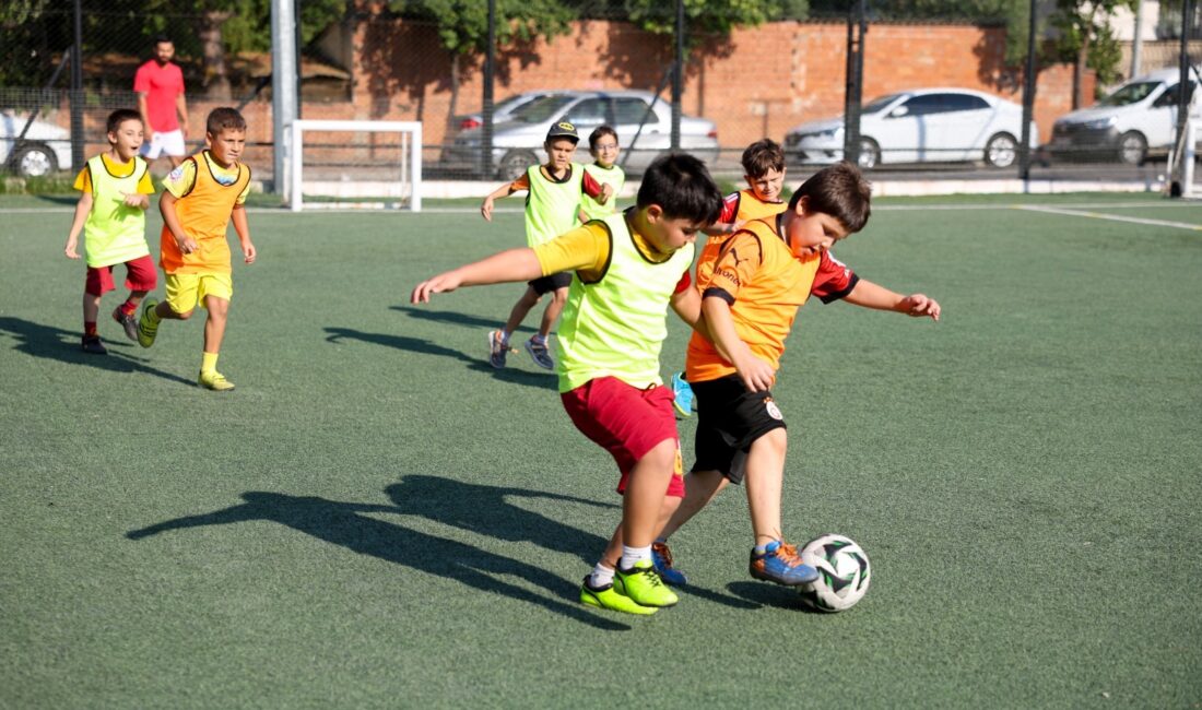 Efeler Belediyesi Spor Akademisi bünyesinde çocuklara yönelik futbol kursu için
