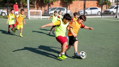 Efeler Belediyesi Spor Akademisi bünyesinde çocuklara yönelik futbol kursu için