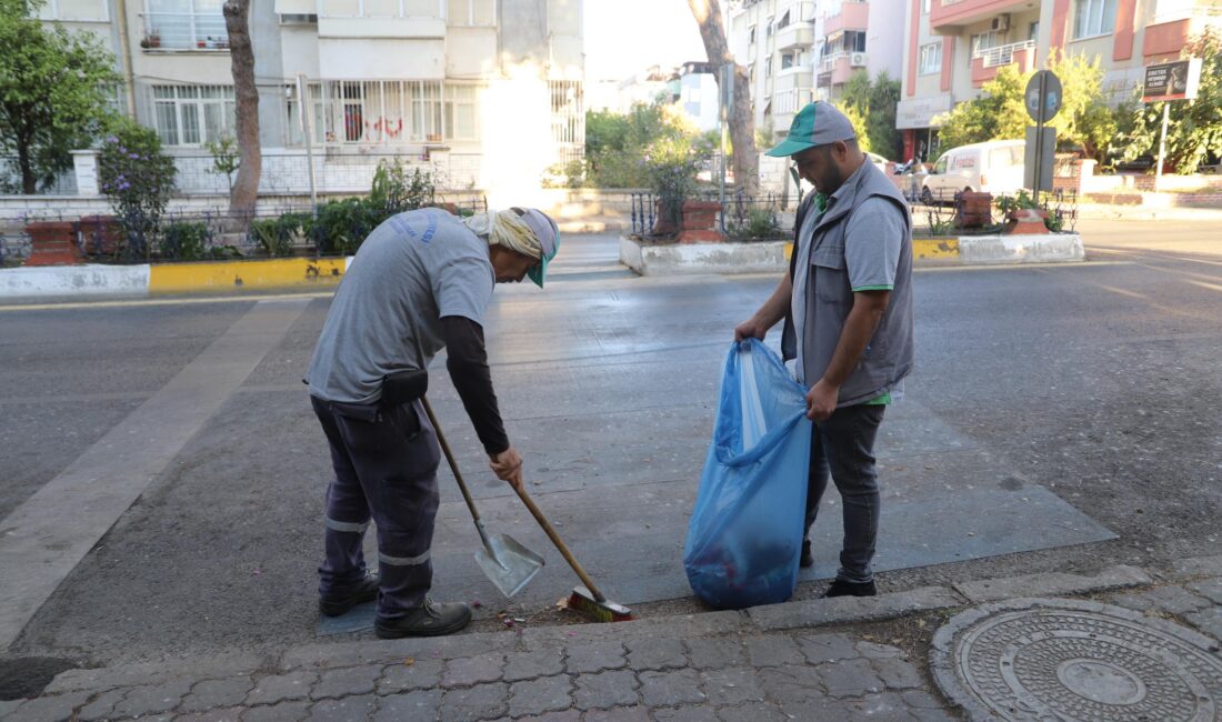 Nazilli Belediyesi ekipleri, Cumhuriyet Mahallesi’nde sabahın erken saatlerinde temizlik ve