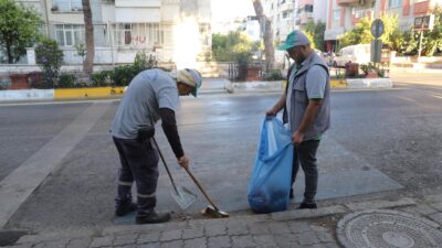 Nazilli Belediyesi ekipleri, Cumhuriyet Mahallesi’nde sabahın erken saatlerinde temizlik ve
