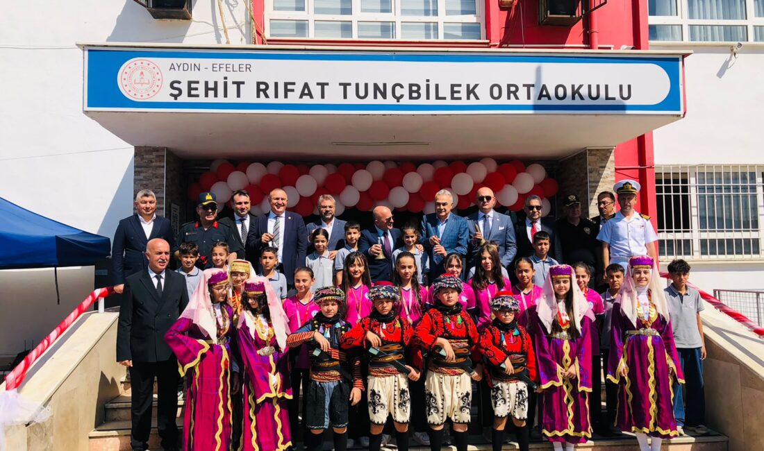 Aydın’da 2026-2027 eğitim öğretim yılının başlaması dolayısıyla Atatürk Anıtı’nda çelenk