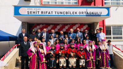 Aydın’da 2026-2027 eğitim öğretim yılının başlaması dolayısıyla Atatürk Anıtı’nda çelenk