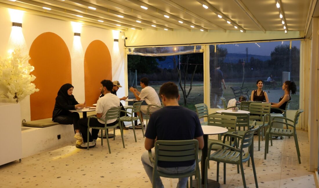 Üniversitelilerin Tercihi Yurt Kafe’de Yoğunluk Sürüyor Efeler Belediyesi tarafından Işıklı Mahallesi’nde hizmete sunulan Yurt Kafe ve