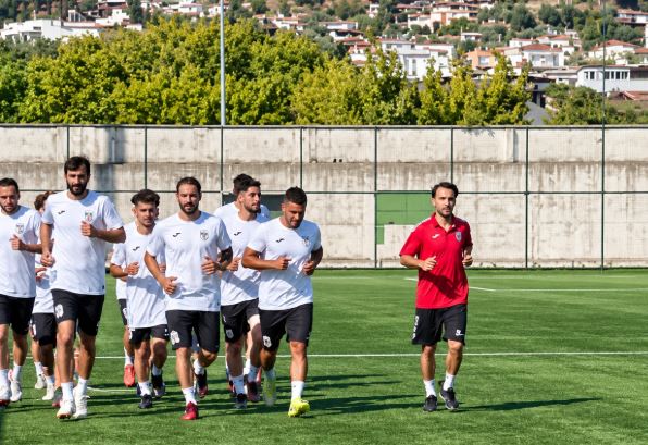Aydınspor yeni sezona şampiyonluk hedefiyle başladı Aydınspor Teknik Direktörü Ali Türker, yeni sezonun ilk antrenmanında hedeflerinin